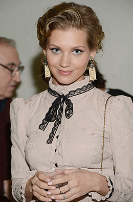 В столице прошло ежегодное вручение премии "Белый квадрат", присуждаемую гильдией кинооператоров России. Гостями торжественного мероприятия стало множество знаменитостей. Однако особое внимание привлекла к себе молодая актриса Кристина Асмус. Девушка поразила почтенную публику невероятно женственным платьем в стиле советских времен