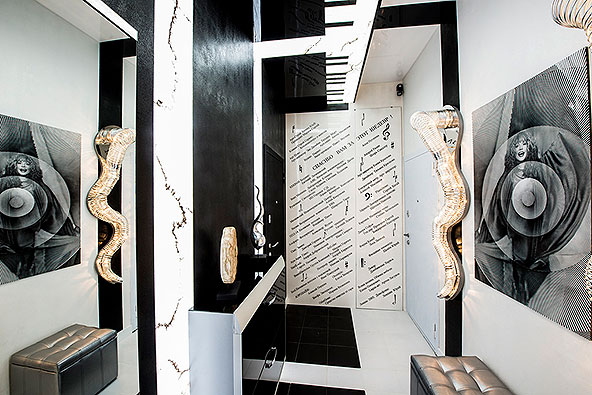 В одном из коридоров висят портреты Аллы Пугачевой, выделившей немалую сумму на ремонт квартиры после пожара, так как денег у Бари не было