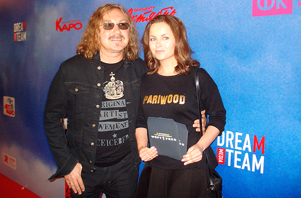 Популярный певец и композитор Игорь Николаев с женой Юлией Проскуряковой посетили звездную премьеру российского фильма "Форт Росс: В поисках приключений". "Если будет время, сходите обязательно, замечательное кино!!!" – советует Юлия.