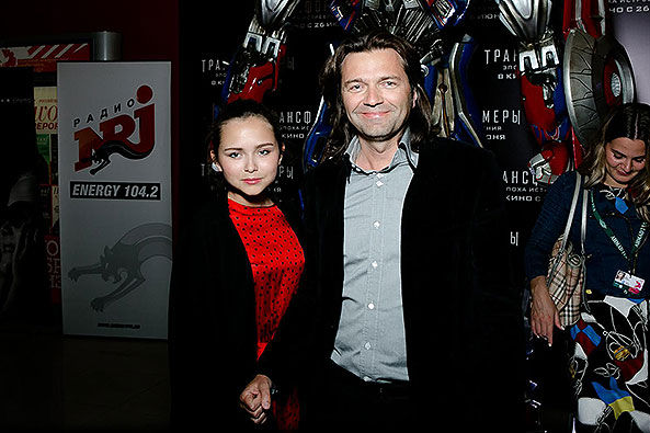 Дмитрий Маликов сводил свою красавицу-дочку Стефанию на московскую премьеру блокбастера "Трансформеры: Эпоха Истребления" в кинотеатре "Октябрь"