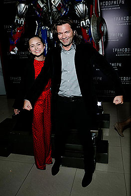 Певец продемонстрировал, что защищает свою любимицу так же грозно и отчаянно, как легендарный трансформер Оптимус Прайм