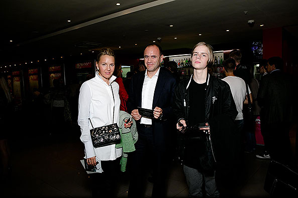 Спортсменка и телеведущая Юлия Бордовских пришла на премьеру нового фильма режиссера Майкла Бэя ("Трансформеры 1-3") вместе с семьей