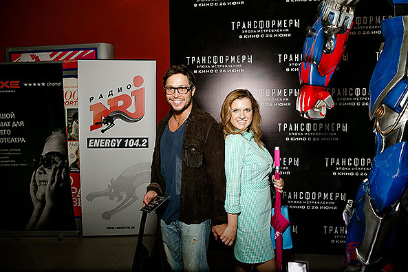 Звезды сериала "Деффчонки" Анастасия Денисова и Родион Юрин. Чуть позже актриса поделилась впечатлениями от фильма в Instagram: "Отличное кино в прекрасной компании!"