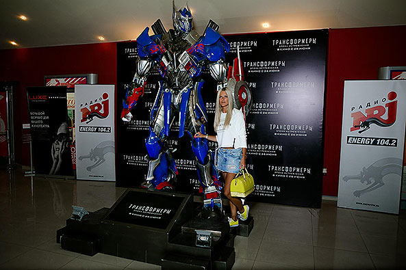 Все гости премьеры фотографировались с главной звездой – трансформером Оптимусом Праймом