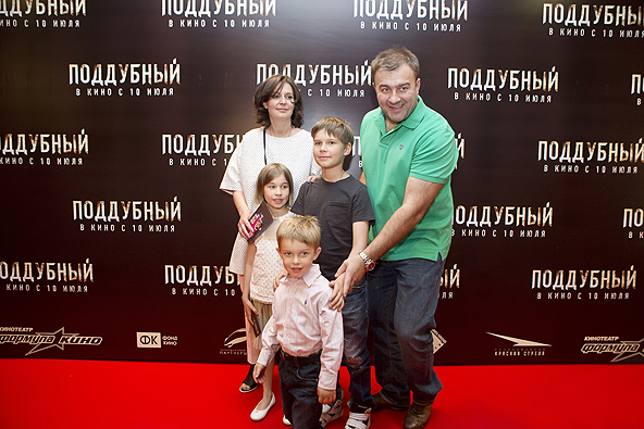 Михаила Пореченкова пришли поддержать супруга Ольга и дети Миша, Маша и Петя