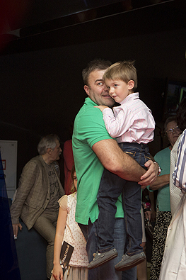 Малыш с удовольствием позировал вместе со своим знаменитым папой