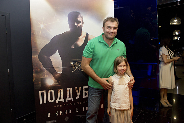 Маша тоже не боится фотокамер и на красной дорожке ощущает себя как рыбка в воде