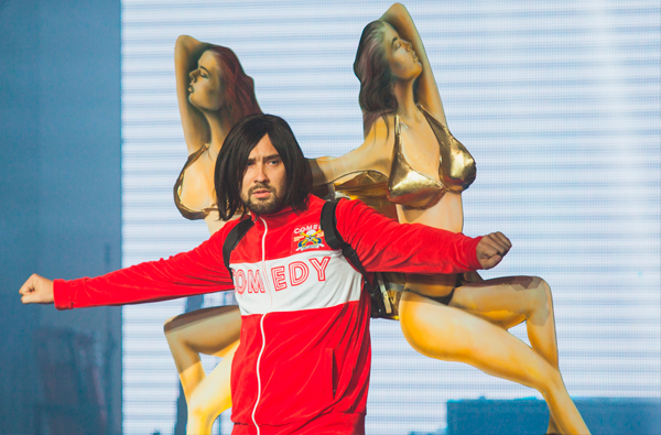 Резиденты Comedy Club учинили настоящий переполох в Юрмале. Они вышли на подиум в образах ангелов