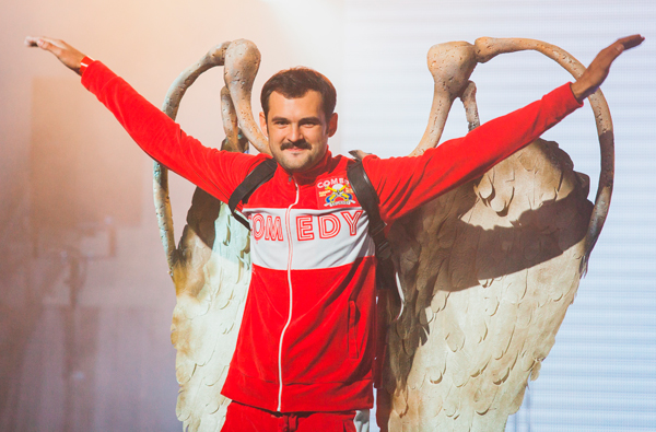 На импровизированный подиум клуба Havana Lounge Club по одному выходили резиденты Comedy Club