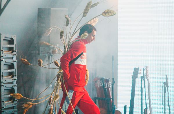 Красно-белые костюмы из коллекции Comedy Legend были дополнены огромными крыльями за спиной