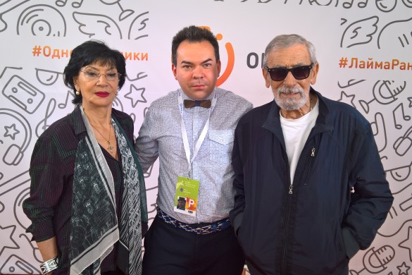 Корреспондент Dni.Ru Феликс Грозданов с легендарными артистами за кулисами фестиваля "Рандеву". Фото: Личный архив