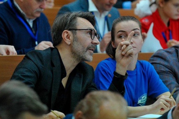 Пока министр обороны разбирался с тестами, Шнуров пытался у него списать.