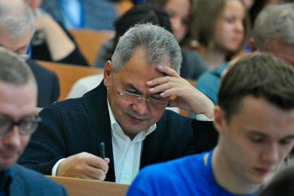 Сергей Иванов признался, что принес с собой шпаргалку – "Атлас офицера".