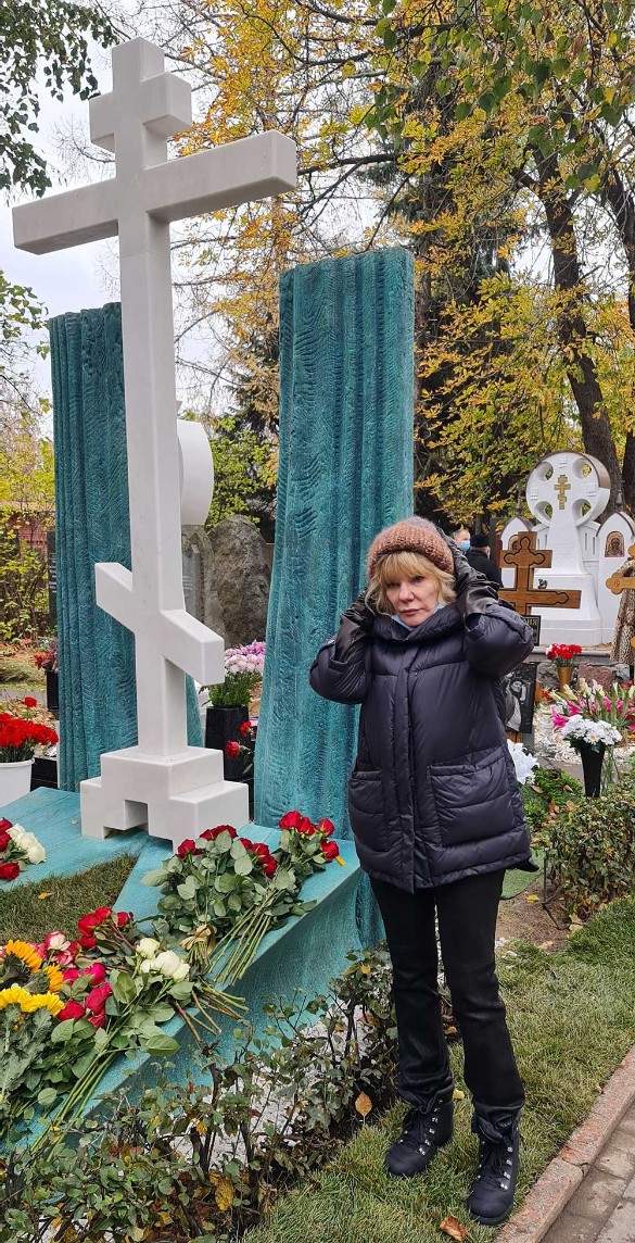Александра Захарова на могиле отца. Фото: Дни.ру