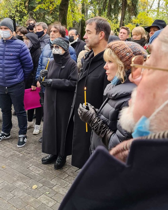 Инна Чурикова, Дмитрий Певцов и Александра Захарова на панихиде. Фото: Дни.ру