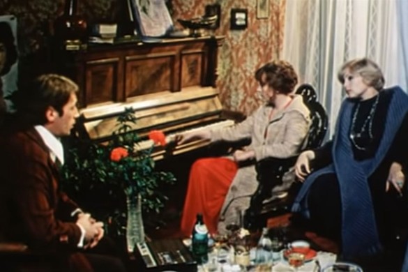 Кадр из фильма "Женщина, которая поет"