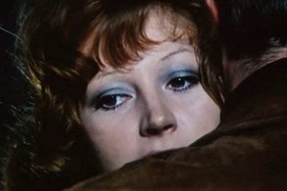 Кадр из фильма "Женщина, которая поет"