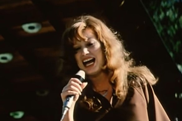 Кадр из фильма "Женщина, которая поет"