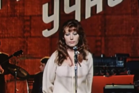 Кадр из фильма "Женщина, которая поет"