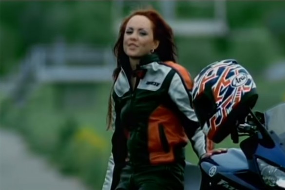 Певица МакSим в клипе "Отпускаю". Композиция была выпущена в дебютном альбоме "Трудный возраст" и стала одним из первых хитов. Кадр youtube.com