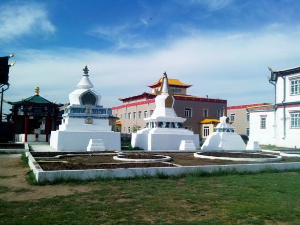 Буддийские ступы в Иволгинском дацане (Бурятия). Фото: Екатерина Ежова