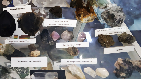 Витрина с клубничным кварцем. Фото: Екатерина Ежова