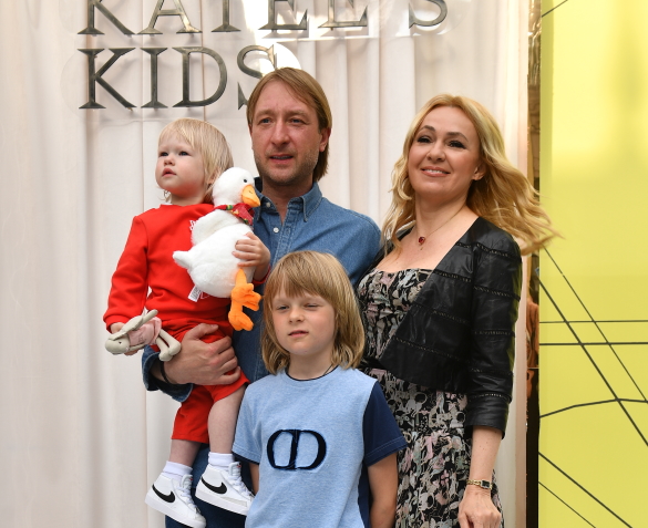 Яна Рудковская и Евгений Плющенко с детьми. Фото: Komsomolskaya Pravda / Global Look Press / www.globallookpress.com