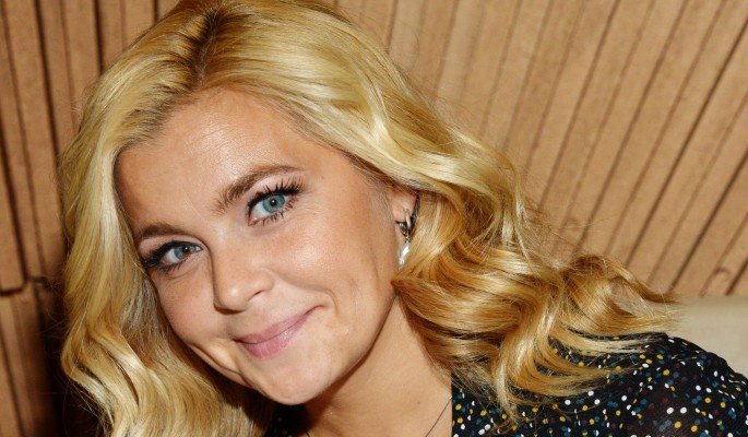 Похорошевшая Пегова сверкнула стройными ногами Похорошевшая Пегова сверкнула стройными ногами