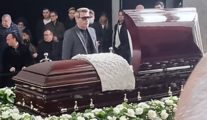 "И прости ему все прегрешения": равзлекавшегося в гей-саунах Моисеева отпевали по всем православным канонам "И прости ему все прегрешения": равзлекавшегося в гей-саунах Моисеева отпевали по всем православным канонам