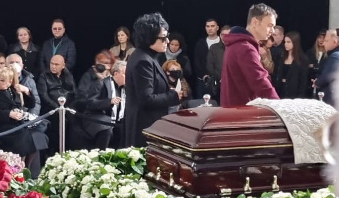 "Он был моей сестрой": Лолита пришла к гробу Моисеева с голубым венком "Он был моей сестрой": Лолита пришла к гробу Моисеева с голубым венком