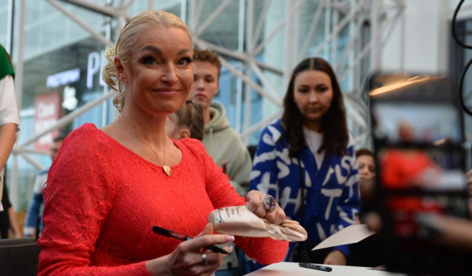 Волочкова предстала рядом с сотрудником спецслужб Волочкова предстала рядом с сотрудником спецслужб