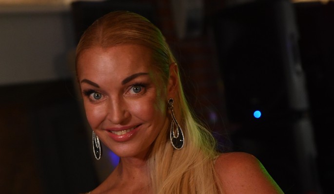 Волочкова без лифчика раскорячилась на кровати Волочкова без лифчика раскорячилась на кровати