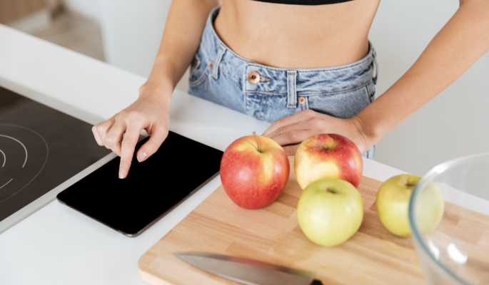 "Калькулятор" вместо тарелки: как подсчет калорий может довести до депрессии "Калькулятор" вместо тарелки: как подсчет калорий может довести до депрессии