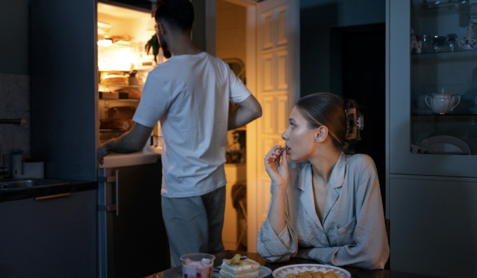 Тянет к холодильнику по вечерам? 3 простых напитка, которые помогут усмирить голод Тянет к холодильнику по вечерам? 3 простых напитка, которые помогут усмирить голод