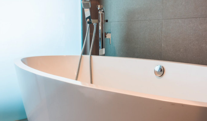 Мужчина с лишним весом застрял в ванне и не смог выбраться из нее без помощи МЧС Мужчина с лишним весом застрял в ванне и не смог выбраться из нее без помощи МЧС