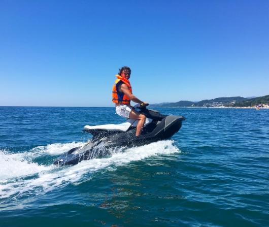 Если не присматриваться, кажется, что певец оседлал не то дельфина, не то касатку.