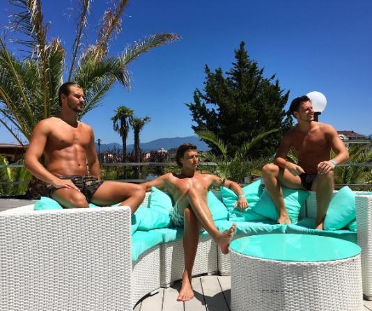 "Парни, у вас каждое совместное фото - готовый рекламный билборд", - утверждает поклонница Прохора в Instagram,