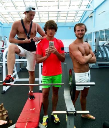 "Готовимся к Олимпиаде", - сообщил подписчикам Шаляпин. Но парни и без тренажеров выглядят шикарно, не правда ли?