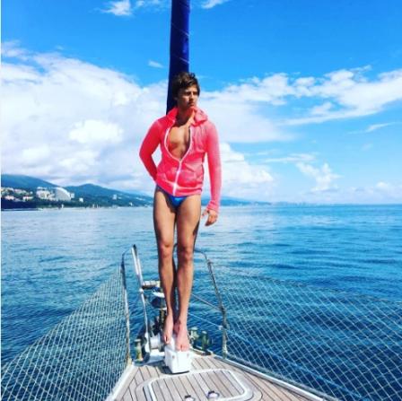 "В моей душе клубится тьма, но сердце истекает светом; рождённый рушить и ломать, я сотни лет ищу ответа, окутанный безмолвным сном и молчаливыми мирами, зачем в расколотую ночь я был рождён под Близнецами?" - задается вопросом артист.