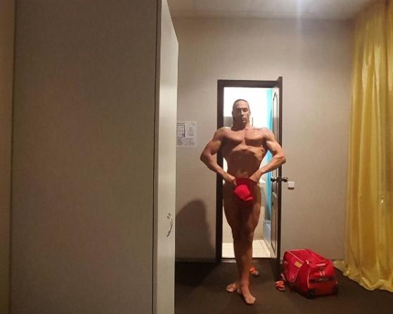 Наверное, Сергей Глушко таким образом хотел поздравить поклонниц с 8 Марта, но его фолловеры сочли снимок пародией на Волочкову.