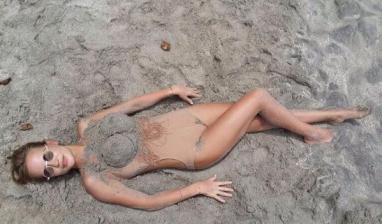 "Моя ответочка Насте Волочковой", - подписала довольно скромный снимок певица Глюк'оZа.