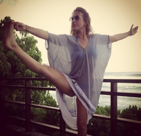 "Растопырка" от еще не беременной Ксении Собчак (январь 2014-го).