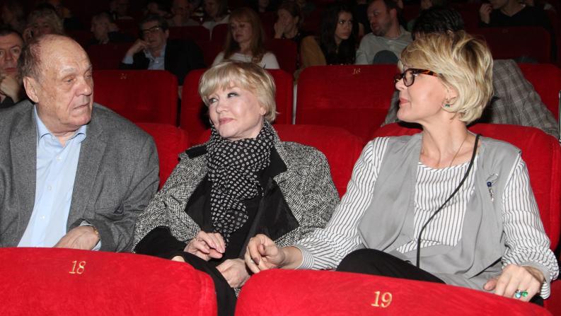 Владимир Меньшов завоевал сердца зрителей, снявшись в фильмах «Любовь и голуби», «Москва слезам не верит» и еще сотне картин. Юлия полюбилась публике благодаря работам «Бальзаковский возраст, или все мужики сво…», «Самый лучший праздник» и «Если бы знать…»