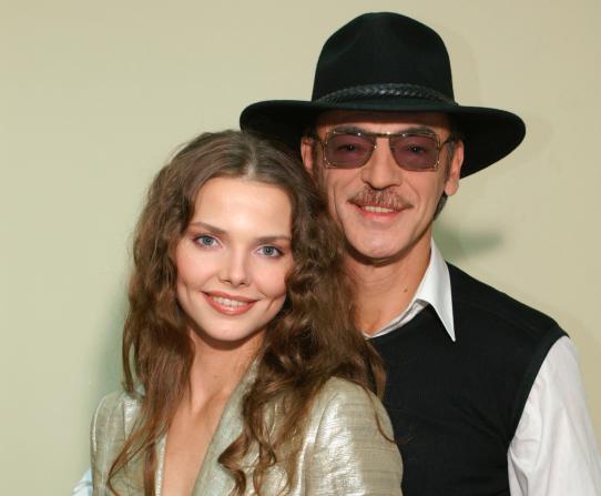 Семья Михаила Боярского не нуждается в представлении. В копилке «российского мушкетера» около 70 киноработ, жена Лариса Луппиан – тоже актриса театра и кино. Да и дети звездных родителей не разочаровали: старший, Сергей, снялся в нескольких фильмах будучи ребенком, а Елизавета посвятила актерскому искусству всю жизнь – на ее счету около 50 ролей.