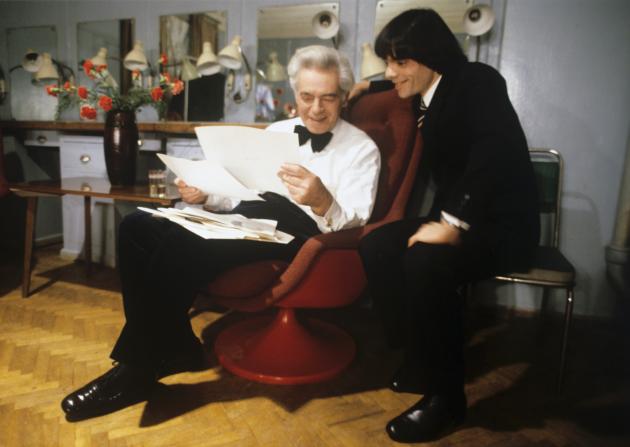 Константин Райкин родился в семье актера Аркадия Райкина. В кино Константин дебютировал в картине "Командир счастливой "Щуки", а широкую известность ему принесли роли в фильмах "Много шума из ничего" (1973) и "Свой среди чужих, чужой среди своих" (1974).