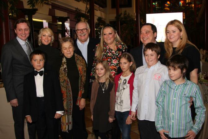 Никита Михалков тоже воспитал сразу нескольких актеров: Надежду (20 картин), Анну (30) и Артема (20).