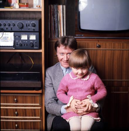 Самые известные работы Андрея Миронова: "Три плюс два", "Бриллиантовая рука" и "12 стульев". Дочь Мария пошла по стопам отца, сыграла в десятке спектаклей и снялась почти в сорока фильмах, в том числе «Ночной дозор», «Статский советник» и «Три мушкетера».