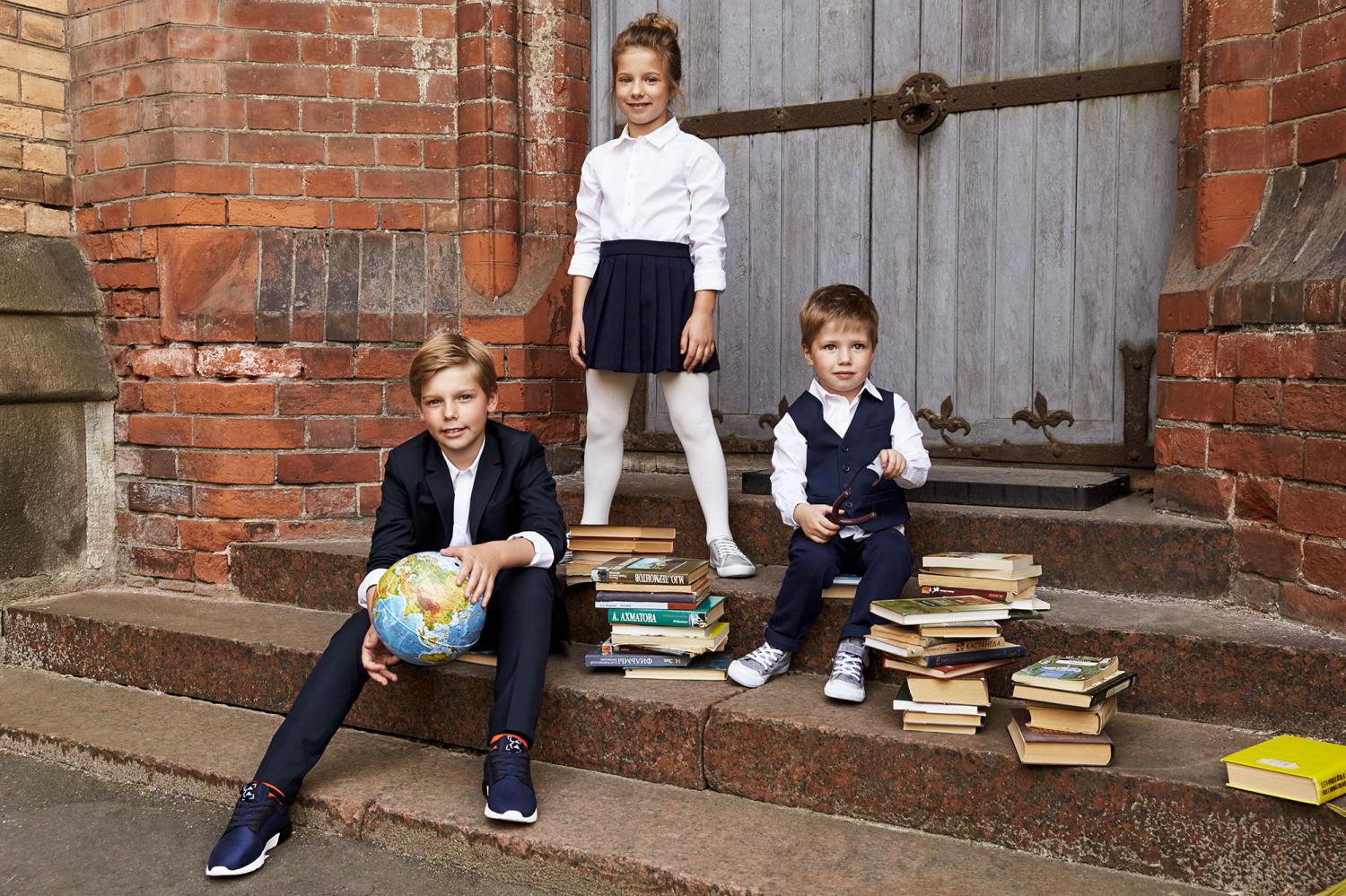 Артем, Яна, Арсений Аршавины вели себя на площадке, как профессиональные модели, не устав от множества дублей и бесконечной поправки макияжа.