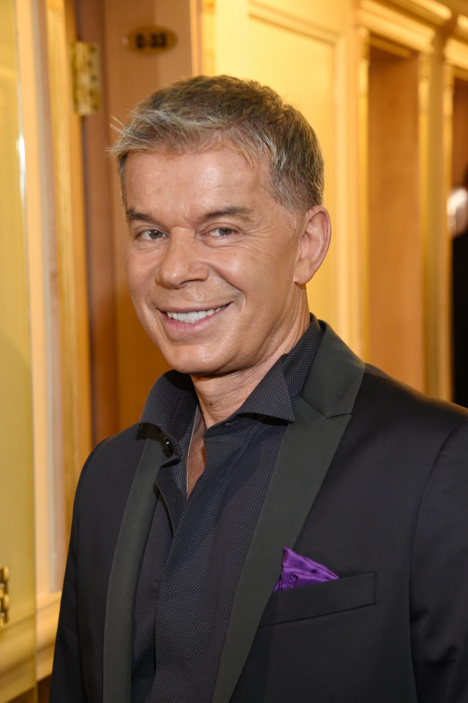 Как-то раз певца Олега Газманова на одном из концертов сильно ударило током. "Я будто бы оказался в пространстве, где нет ни цвета, ни запахов. Но было осознание, что это именно то место, где мне будет хорошо, – вспоминал артист. – Я услышал тихий голос, он сообщил, что я могу остаться на земле, если у меня есть незаконченные дела. Певец принялся перечислять, что его держит в этой жизни. Список убедил собеседника, что умирать певцу рановато. И тот очнулся.