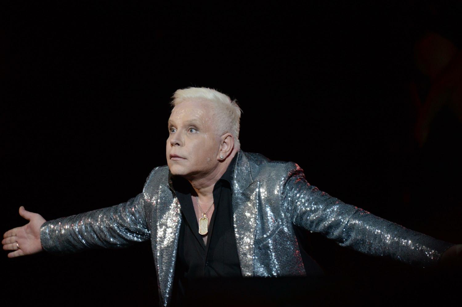 Очередная пластическая операция едва не стала для певца Бориса Моисеева роковой. У певца остановилось сердце. Около 40 минут врачи боролись за его жизнь. "Многие говорят, что в состоянии клинической смерти видят свет в конце туннеля, - отмечал Моисеев. – Я ничего такого не видел и никуда не летал. Только помню, как щелкал по носу тех, кого не люблю и тех, кто когда-либо в жизни делал мне больно". Впрочем, даже после такого певец не отказался от "пластики". Зато теперь перед операциями артист прощается с друзьями и посещать храмы.